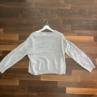 Maglione con perle grigie