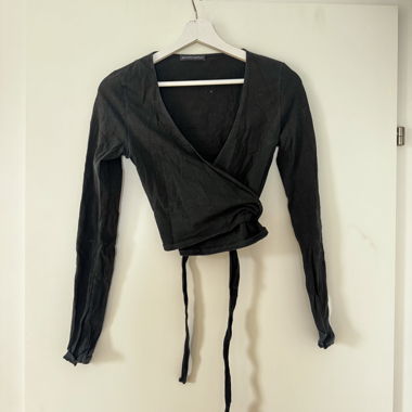 Top incrociato nero con fiocco Brandy Melville