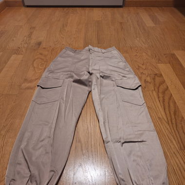 Beige Hose mit Seitentaschen