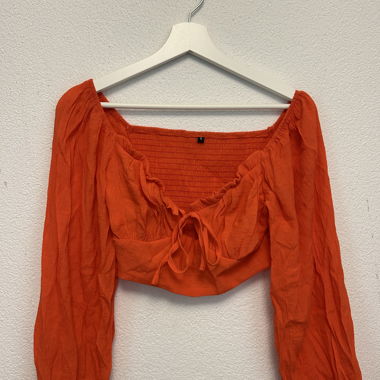 Haut court orange à manches bouffantes