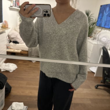 Grauer V-Ausschnitt-Pullover