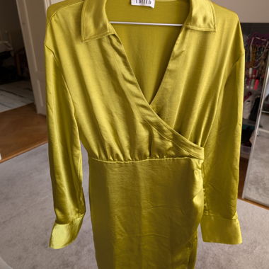 Satin-Wickelbluse gelb-grün EDITED