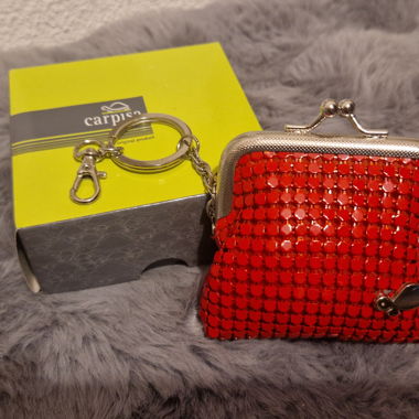 Rotes Portemonnaie mit Schlüsselanhänger
