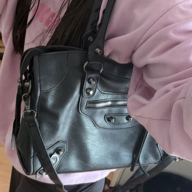 Borsa a tracolla nera in similpelle