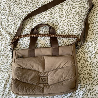 Beige gesteppte Schultertasche