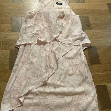 Abito color cipria con pizzo