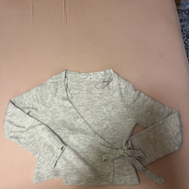 Grauer Wickelstrick-Cardigan