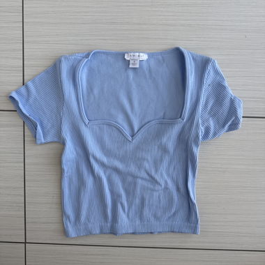 Top a coste azzurro chiaro