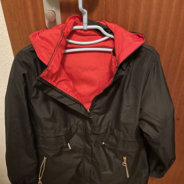 Veste coupe-vent noire et rouge
