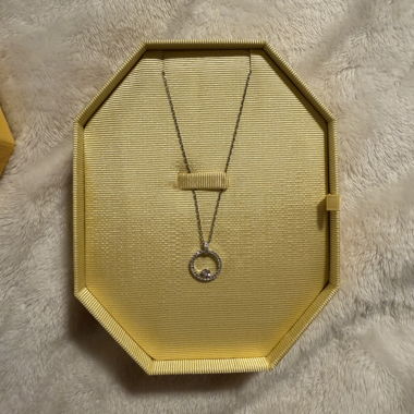 Collier dans sa boîte cadeau