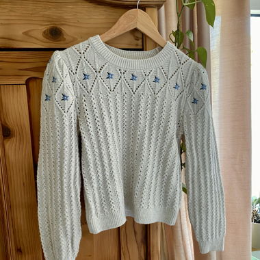 Pull beige avec fleurs