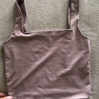 Haut mauve à bretelles larges