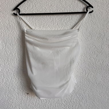 Top blanc à bretelles fines ajustables