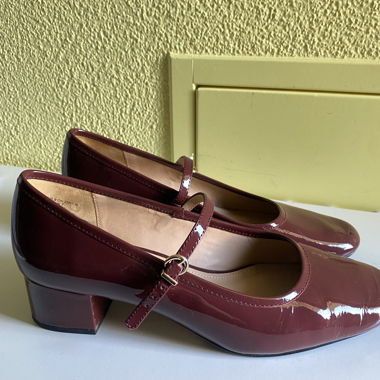Mary Jane patent leather shoes