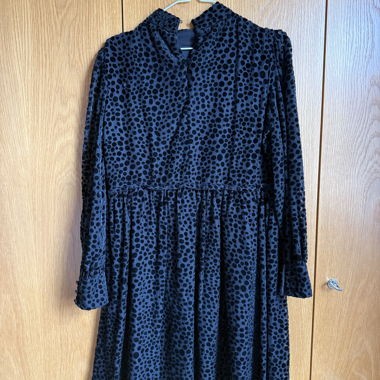 Schwarzes Kleid mit Punkten