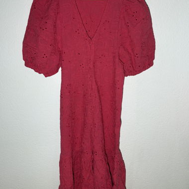 Robe brodée rouge Zara manches bouffantes