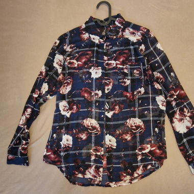 Blune mit Blumenmuster