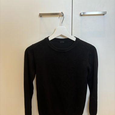 Basic schwarzes Langarmshirt mit Perlenknöpfen