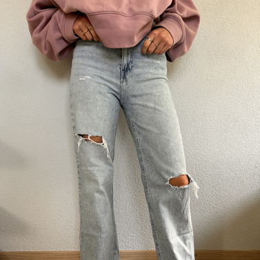 Jeans in hellblau mit Rissen