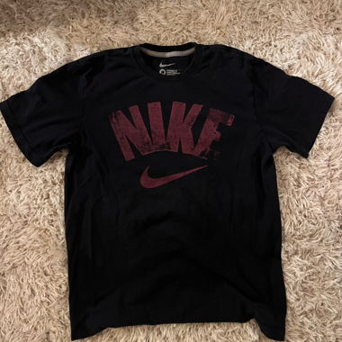 T-shirt Nike bleu foncé logo rose