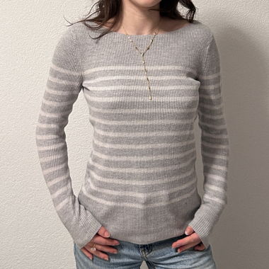 Feiner grauer Longsleeve-Pullover mit Streifen