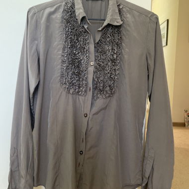 Chemise taupe à détails volantés