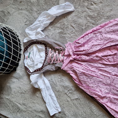 Dirndl Knielang mit Blouse