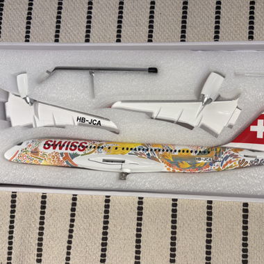 Modèle d'avion SWISS C Series 300 HB-JCA 1:100
