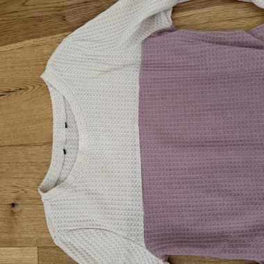 Lila-weisses Langarmshirt
