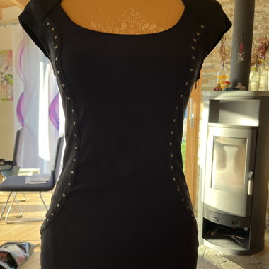 Schwarzes figurbetontes Kleid