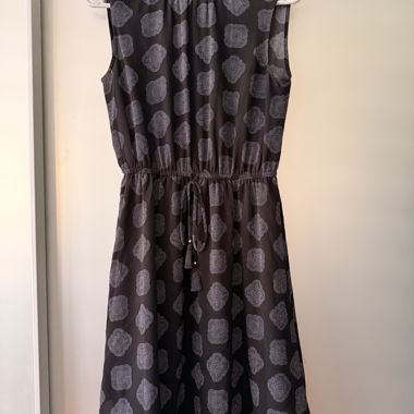 Ärmelloses Kleid mit weissen Mustern