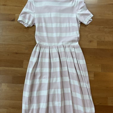 Rosa-weiss gestreiftes Kurzarmkleid