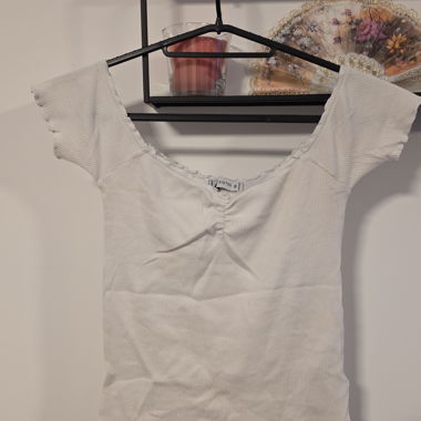 Top bianco a coste con spalle scoperte