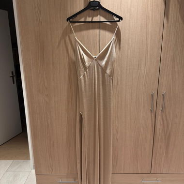 Abito lungo beige con spalline sottili