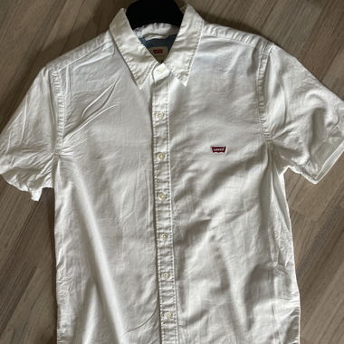 Weisses Levis Hemd
