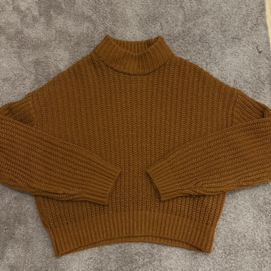 Pull court brun-orangé en grosse maille