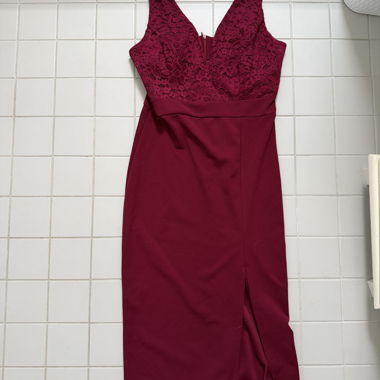 Bordeauxrotes Kleid (für die Hochzeitsparty)