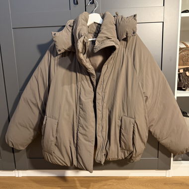 Giacca imbottita ASOS Design con cappuccio, beige