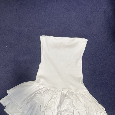 Kleid ohne Ärmel, Träger, Hose. 