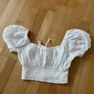 Blouse courte blanche à manches bouffantes