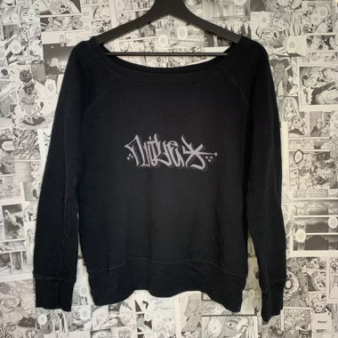 Cool off shoulder sweater with graffiti print