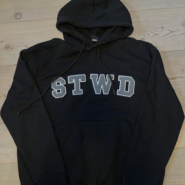 Hoodie noir avec impression STWD