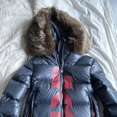 Dunkelblaue Winterjacke 