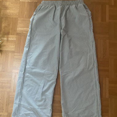 Gestreifte weite Hose mit Gummibund