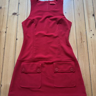 Rotes ärmelloses Kleid