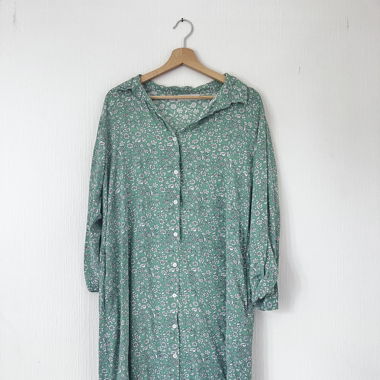 Robe verte à fleurs blanches 