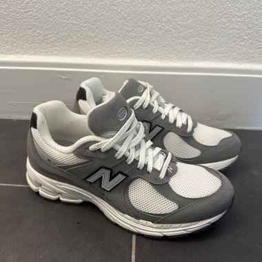 New Balance 2002r