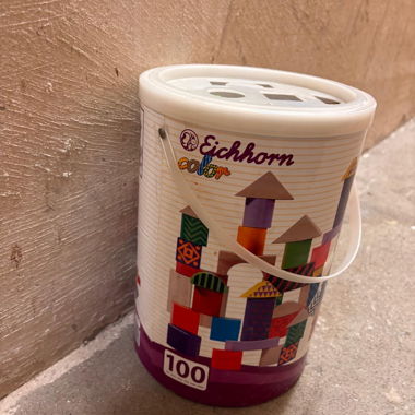 Cubes en bois Eichhorn dans un seau