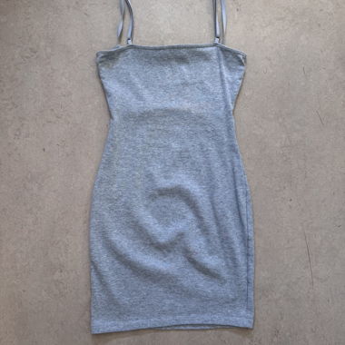 Abito grigio aderente