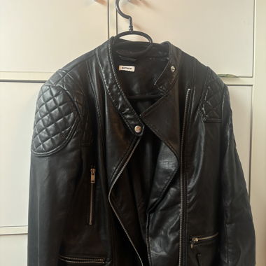 Veste en cuir noire :) 
